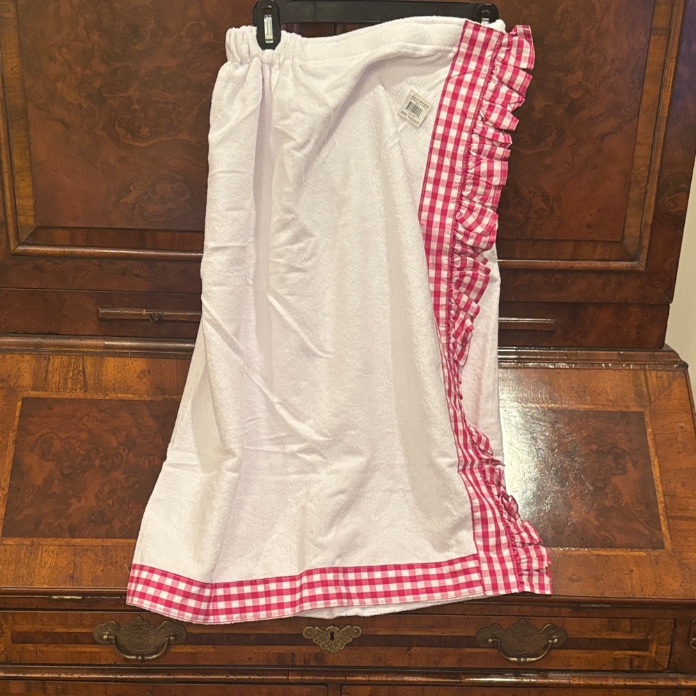 Main Street Collection towel wrap. NWT. Gingham trim